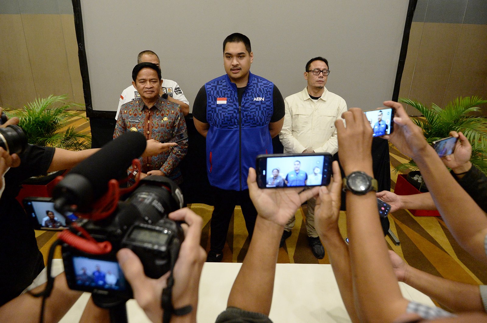Pj. Gubernur Sumatera Utara (Sumut) Hassanudin menghadiri rapat persiapan PON XXI Sumut-Aceh dengan Menteri Pemuda dan Olahraga Dito Ariotedjo di Ballroom Hotel Santika Jalan Kapten Maulana Lubis Kota Medan, Jumat (17/5). 