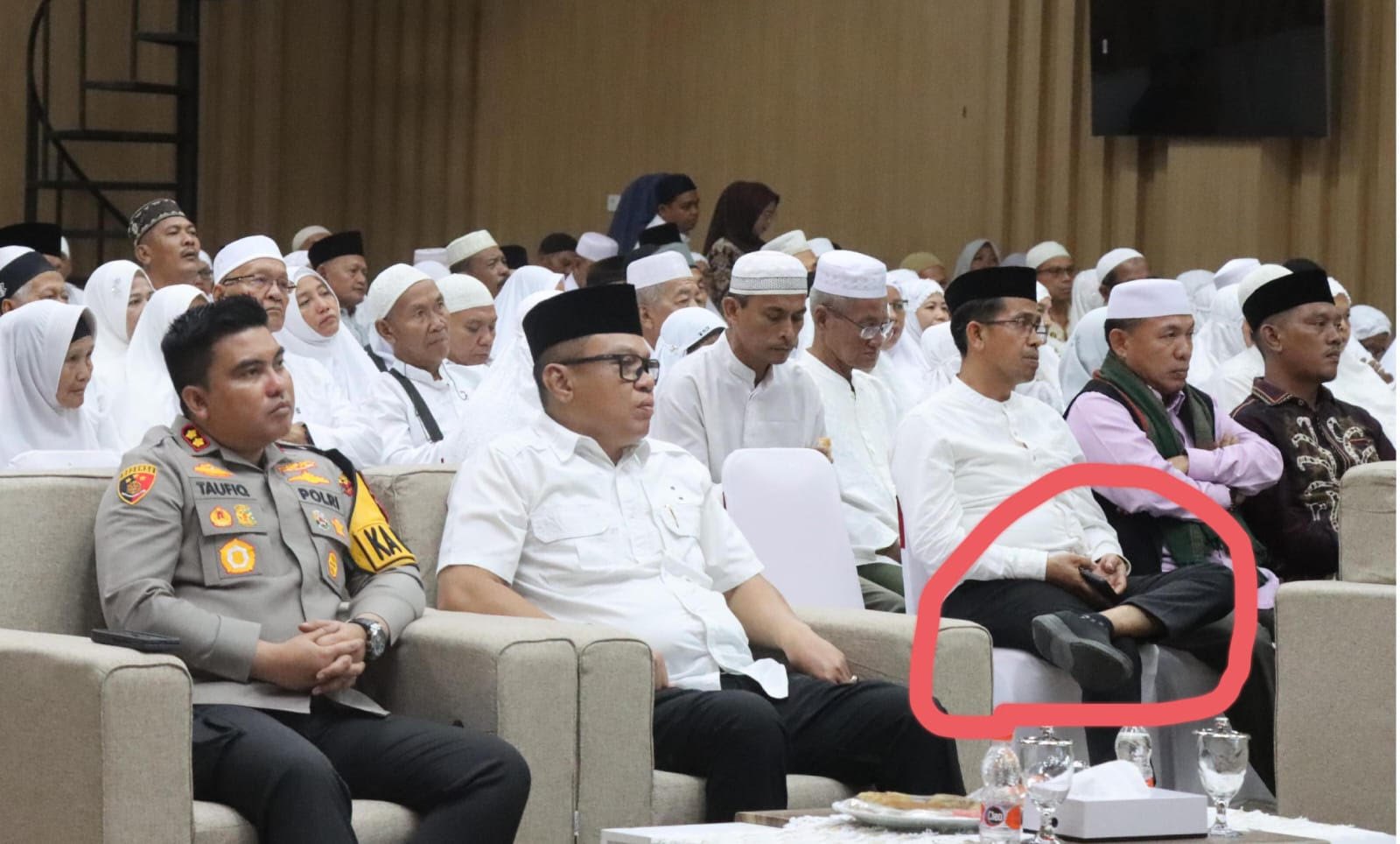 Kaki Naik Disamping Pejabat Tinggi Batu Bara Menuai Kritikan