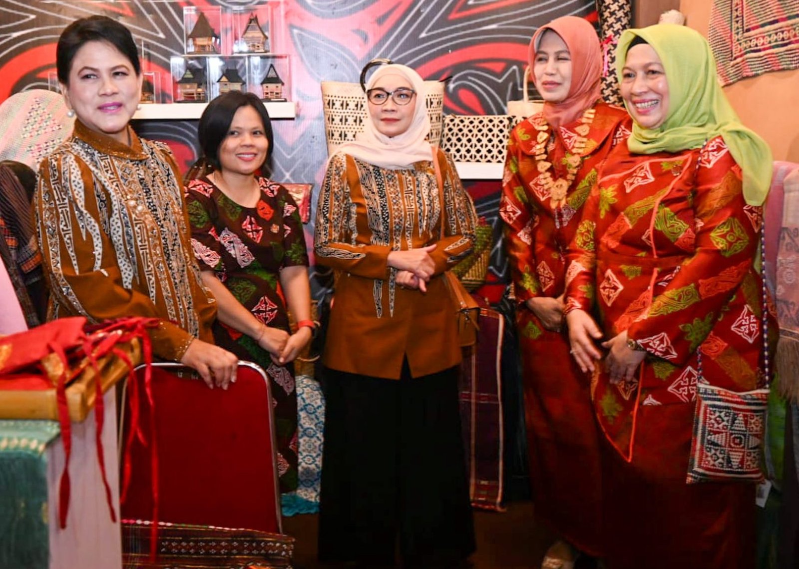 Pj Ketua Dekranasda Sumut Dessy Hassanudin didampingi Wakil Ketua Harian Dekranasda Sumut Dian Arief S Trinugroho menerima kunjungan Penasihat Dekranas Pusat Iriana Joko Widodo di stan Dekranasda Sumut