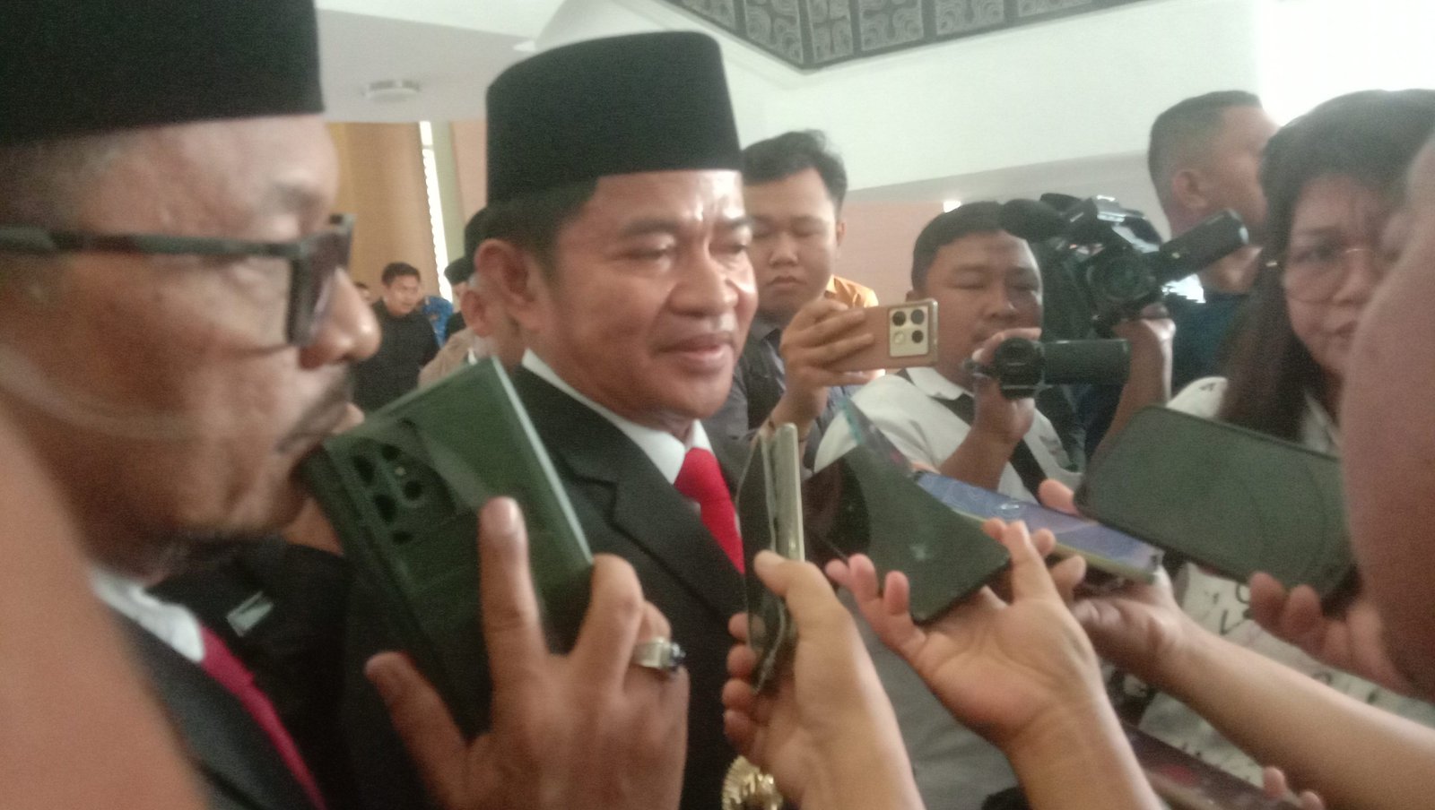 Pj.Gubsu sedang diwawancarai Wartawan