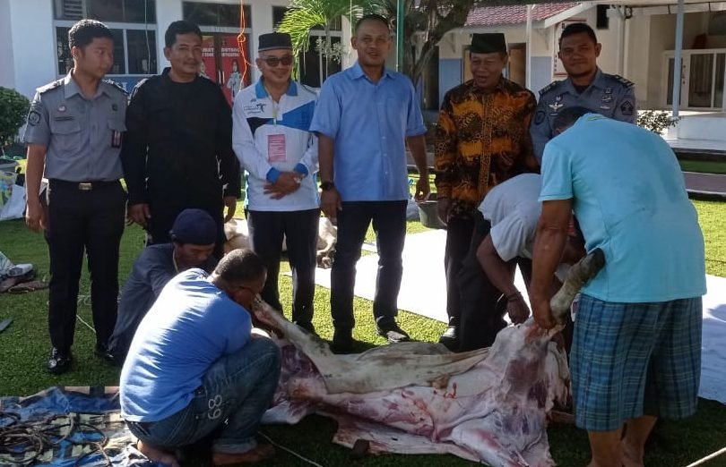 Sangapta Surbakti didampingi Waris Tholib saksikan penyembelihan Hewan Qurban
