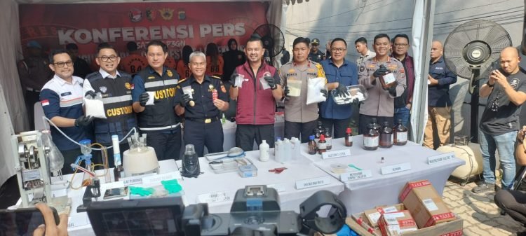 Direktorat Tindak Pidana Narkoba (Ditipidnarkoba) Bareskrim Polri  dan Polda Sumut,  menggerebek home industry pil ekstasi di Jalan Jumhana, Kelurahan Suka Ramai II