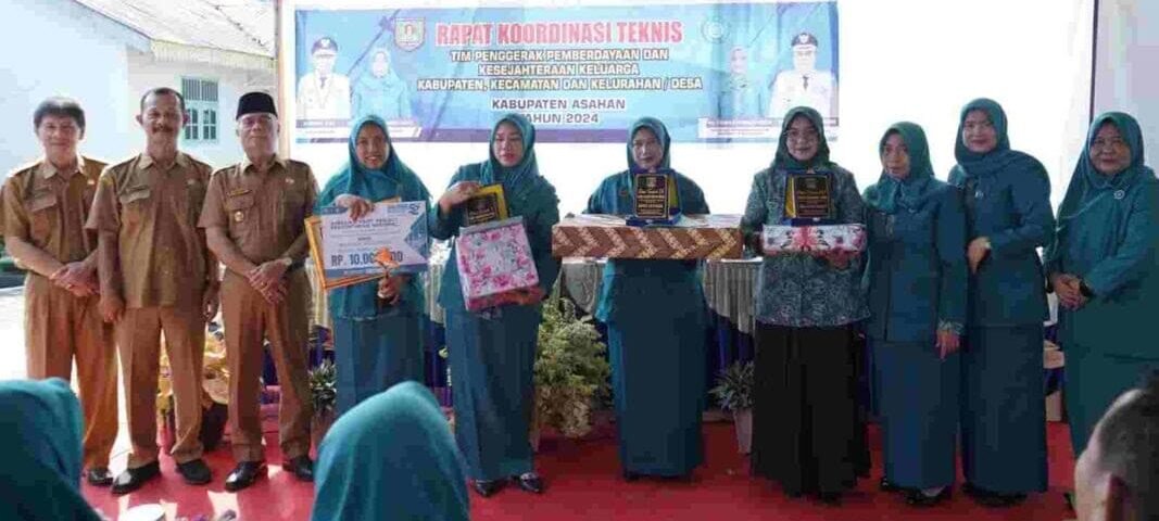 Oktoni Eryanto foto bersama peserta Rapat Koordinasi Teknis (Rakornis) TP PKK Kabupaten, Kecamatan dan Kelurahan/Desa