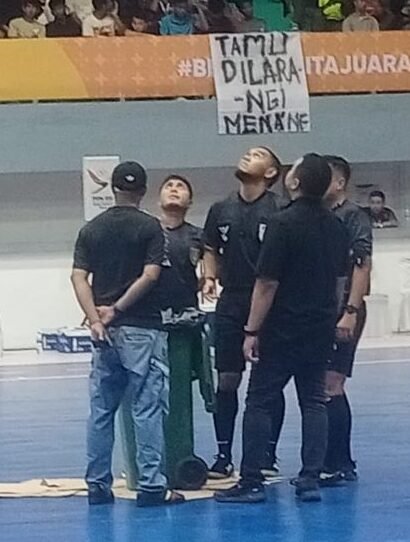 Para wasit serentak menengadakan kepadanya melihat posisi atasp GOR yang bocor