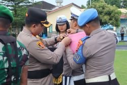 Kapolres Batu Bara menyematkan pita oprasi zebra kepada personil Polres Batu Bara