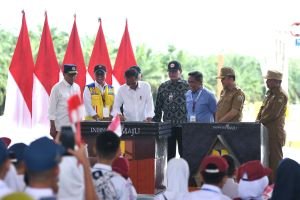 Presiden Republik Indonesia Joko Widodo didampingi Pj Gubernur Sumatera Utara (Sumut) Agus Fatoni, Menteri Perhubungan RI Dudi Karya Sumadi, serta Pjs Bupati Asahan Basarin Yunus Tanjung, meresmikan ruas tol Limapuluh-Kisaran di Gerbang Tol Kisaran, Asahan, Sumut, Rabu (16/10/2024).