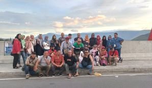 Alumni IKBA’89 SMANSA berfoto bersama di jembatan Aek Tano Ponggol.
