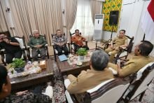 Pj. Gubernur Sumut, Agus Fatoni menerima audiensi Serikat Perusahaan Pers Sumut di Rumah Dinas Gubernur Sumut, Jalan Sudirman No. 41, Medan, Senin (11/11/2024)