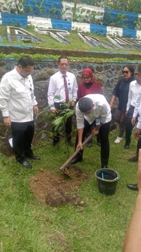 Dirut PerumdaTiitanadi Sumatera Utara, Ewin Putra, SE, MSi bersama para Direksi, saat menanam pohon.