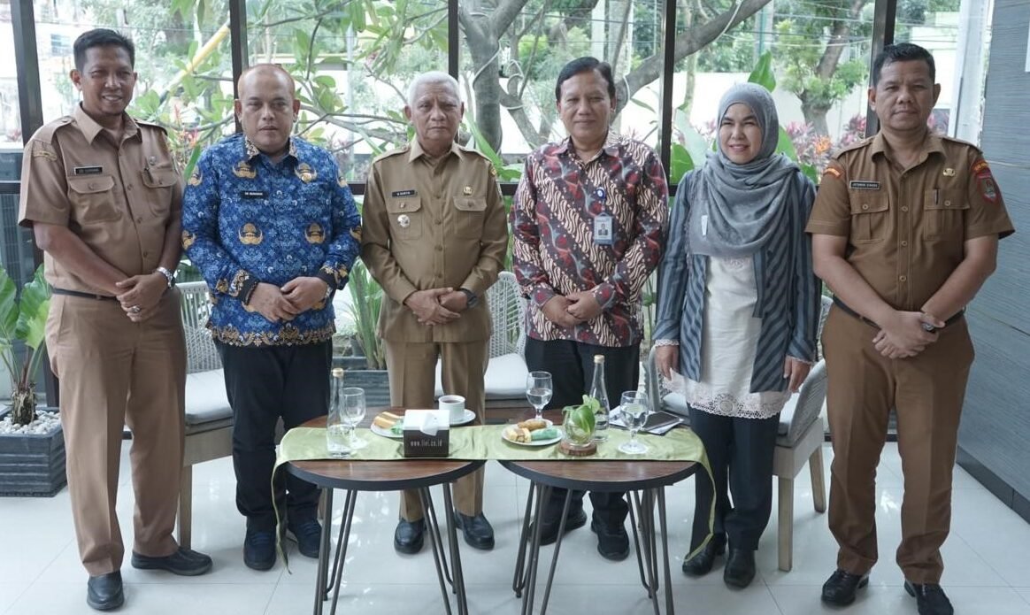 Bupati Asahan Surya bersama Kepala Perwakilan BKKBN Provinsi Sumatera Utara Munawar Ibrahim dan Kru Metro TV.