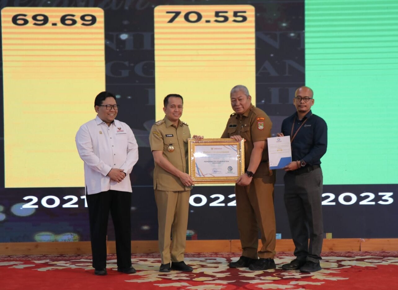 Perwakilan Ombudsman Republik Indonesia (RI) Dadan Suparjo Suharmawijaya serahkan Piagam penghargaan kepada Pj Sekda Kabupaten Asahan Zainal Aripin Sinaga