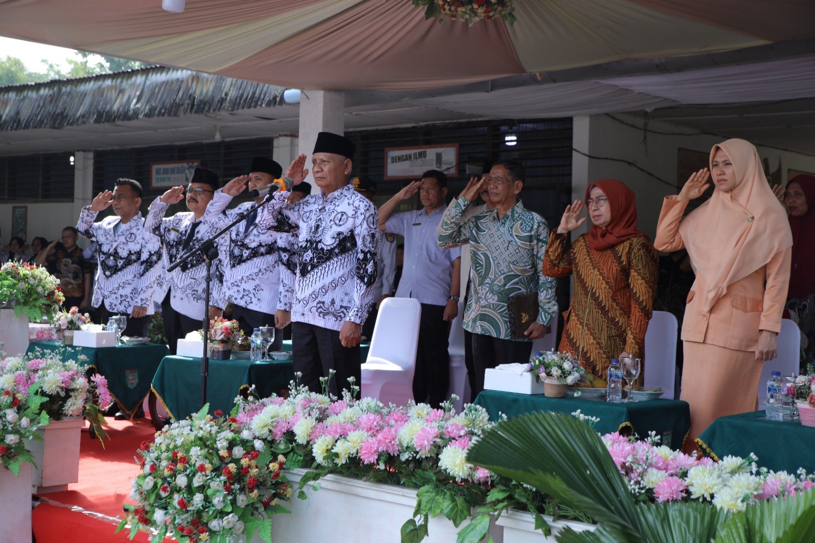 Surya saat memimpin Upacara HUT ke-60 PGRI dan Hari Guru Nasional Tahun 2024