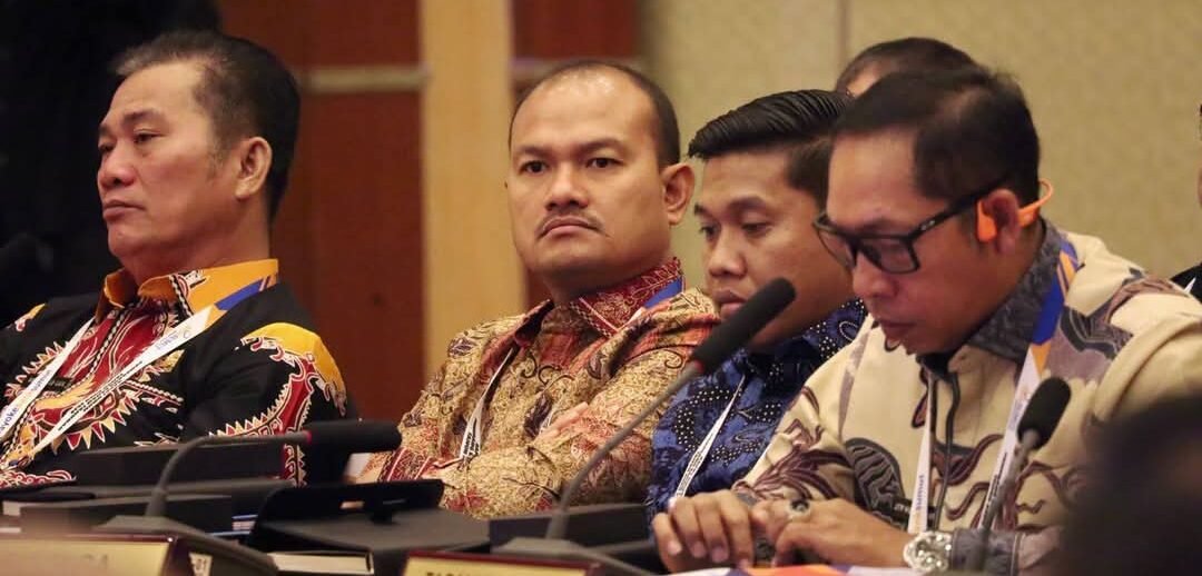 Mahyaruddin Salim mendengarkan paparan Gubsu dalam RUPS LB PT Bank Sumut Se Sumatera Utara.