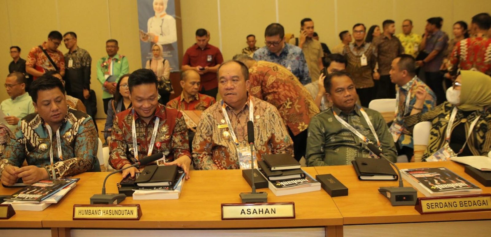 Taufik Zainal Abidin dengarkan paparan Gubernur Sumatera Utara M Bobby Afif Nasution di acara RUPS Bank Sumut.