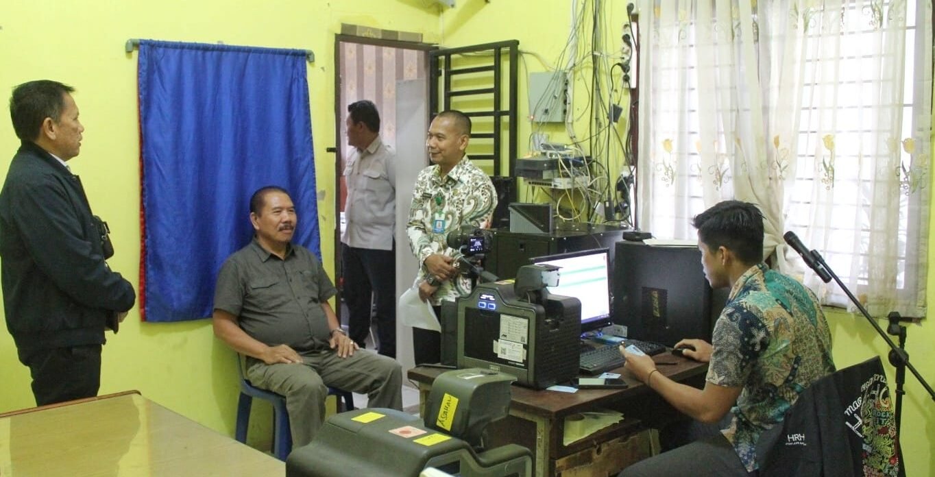 Anggota Komisi A DPRD ProvSU melakukan pergantian Fhoto e-KTP di Kantor Pelayanan Dinas Kependudukan dan Pencatatan Sipil Kabupaten Asahan