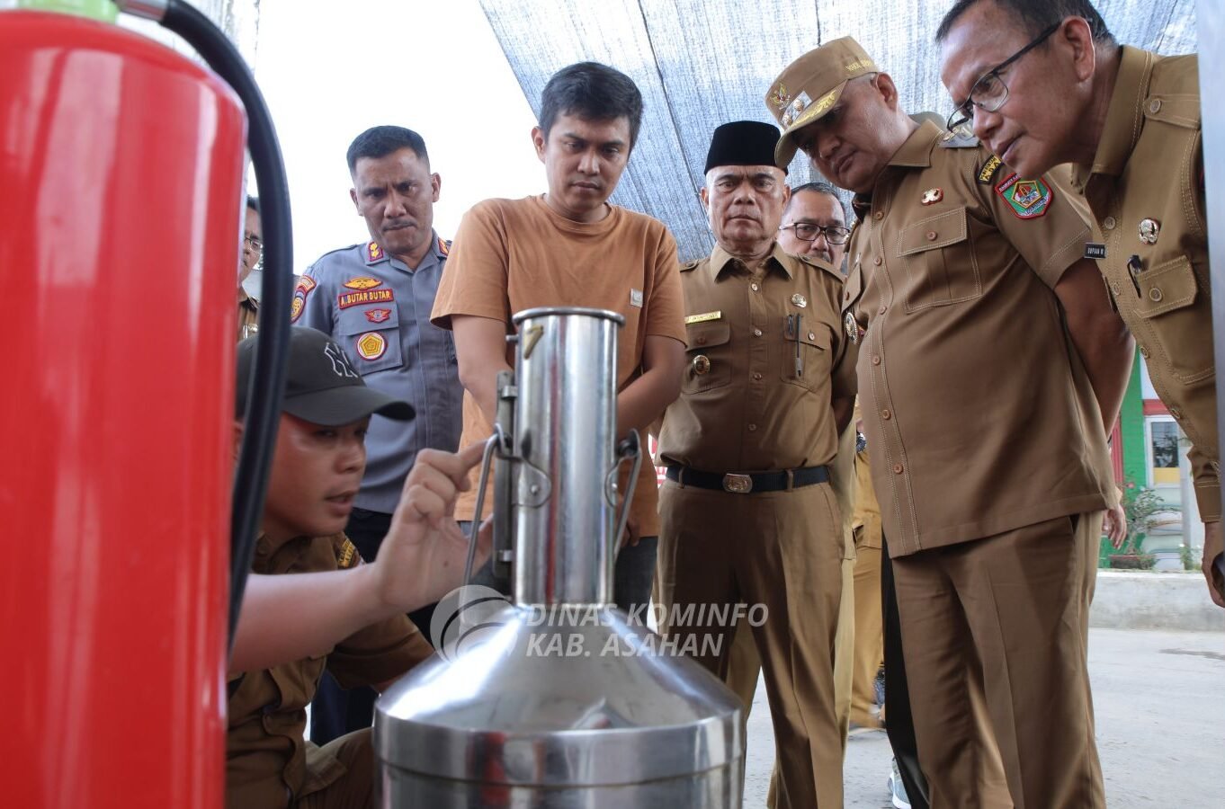 Rianto perhatikan pemeriksaan masa tera serta keakuratan takaran melalui pengecekan dispenser dan uji tera nozzle.