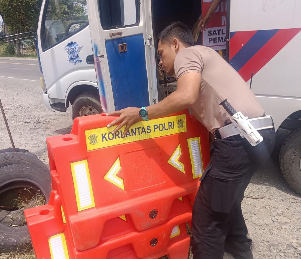 Sat Lantas Polres Pematangsiantar Distribusikan Bariare Pos Pam Dan Pos Yan .