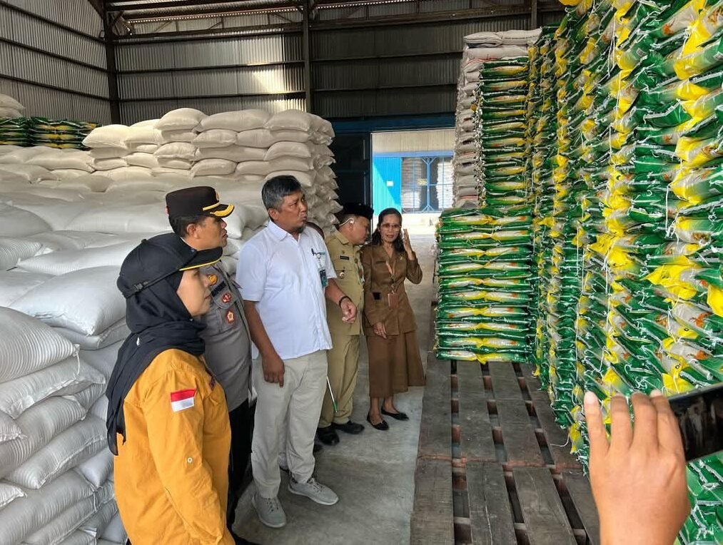 Sekdako Tanjung Balai Nurmalini Marpaung saat meninjau gudang Bulog Divisi Regional Kisaran