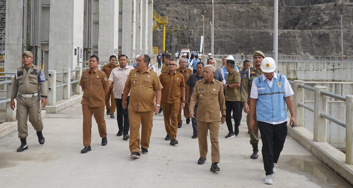 Surya keliling dilokasi Pembangkit Listrik Tenaga Air (PLTA) Asahan 3