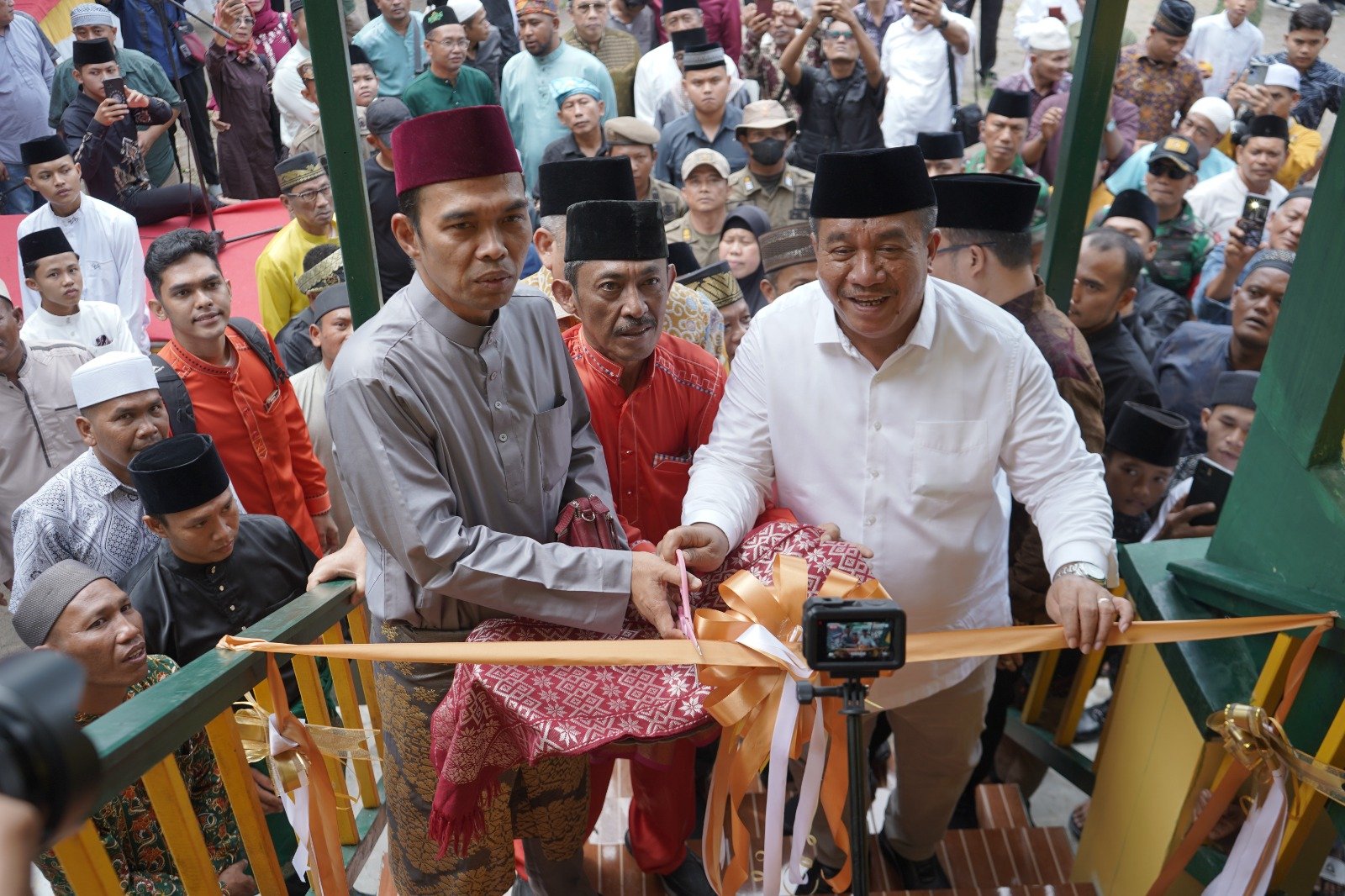 Bupati Asahan Taufik Zainal Abidin Siregar dan Ustadz Abdul Somad memotong pita peresmian Replika Rumah Besar Tuan Syech Silau.