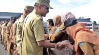 Bupati Simalungun Anton Achmad Saragih salam-salaman untuk saling memaafkan usai apel gabungan.