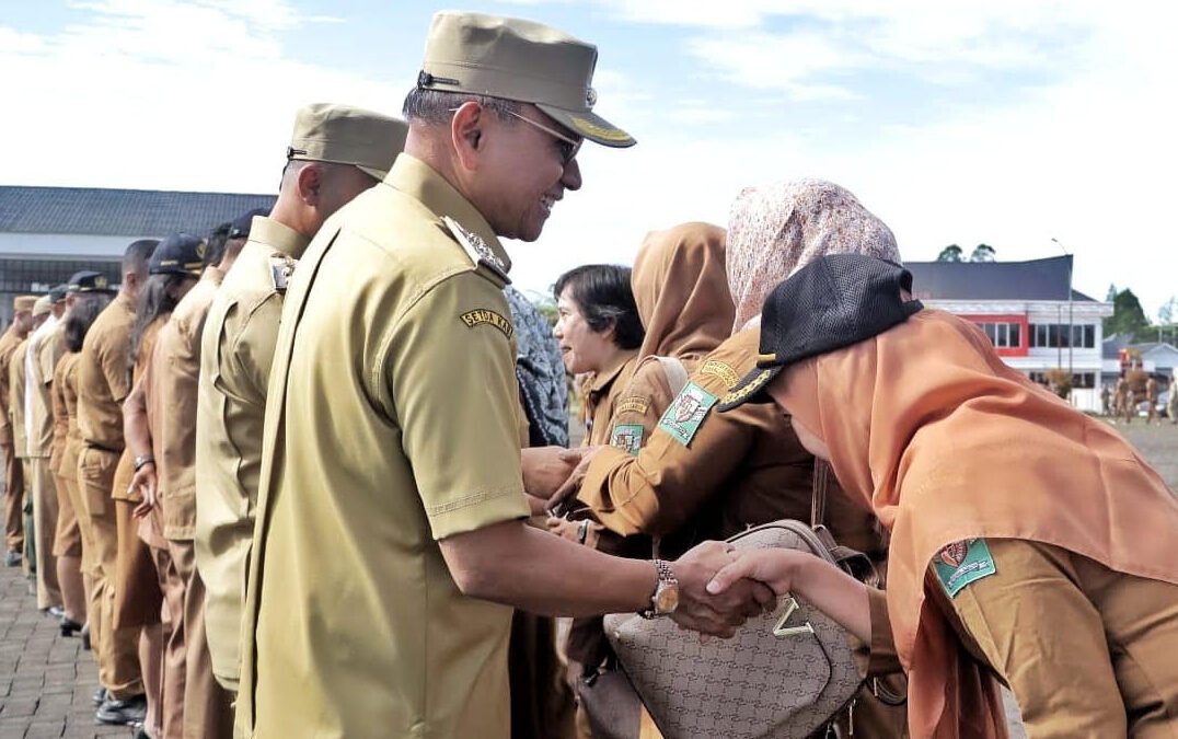 Bupati Simalungun Anton Achmad Saragih salam-salaman untuk saling memaafkan usai apel gabungan.