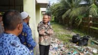 Wali Kota Tanjung Balai Mahyaruddin Salim pantau kegiatan Gotong royong di Rusunawa. 