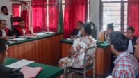 Ninawati duduk di kursi pesakitan saat sidang di PN Lubuk Pakan yang  bersidang di Labuhan Deli. 