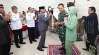 Pangdam disambut Bupati di rumah dinas, dan diberi cenderamata secara adat Batak oleh tokoh adat/ masyarakat.