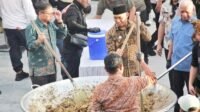 Wakil Bupati Simalungun saat lakukan Mangan Baggal di Parapat.