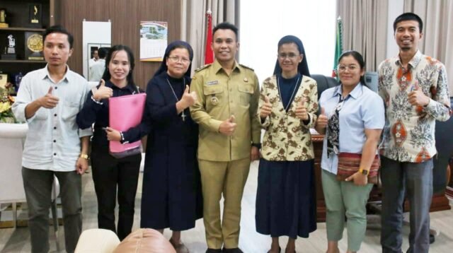 Wakil Bupati Simalungun foto bersama pihak Rumah Sakit Harapan Pematangsiantar.