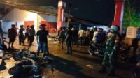 Situasi sekitar TKP dan dua unit sepeda motor milik Polisi yang dibakar orang tak dikenal. 