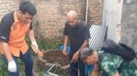 Petugas sedang melakukan pemeriksaan di sebuah sumut tempat ditemukannya mayat yang tinggal tulang belulang