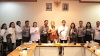 Plh Kepala Kantor Wilayah, Ma’mumfoto bersama A DPRD Provinsi Sumatera Utara usai  menyampaikan paparannya pada capaian kinerjanya selama Triwulan I Tahun 2025. 